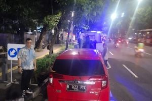 Emak-emak Beraksi, Tangkap Sendiri Terduga Penipu Travel Umrah di Depan Kantor Polisi