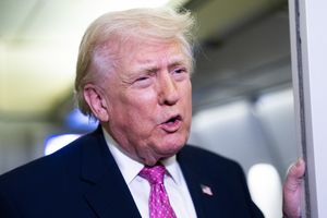 Beda dari Klaim Awal, Trump Sebut Kru F-15 Jatuh di Iran Luka Parah