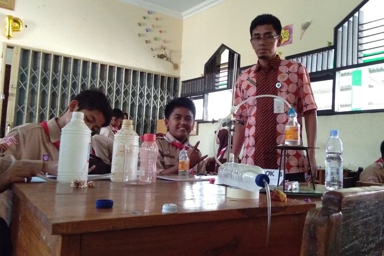 Parmanto, guru IPA MTsN 3 Wonogiri, Jawa Tengah, berhasil mengajak siswanya mengenal beragam proses distilasi atau proses pemisahan, dalam praktik pembelajaran yang menyenangkan bagi siswa lewat pembelajaran praksis dalam kehidupan sehari-hari.