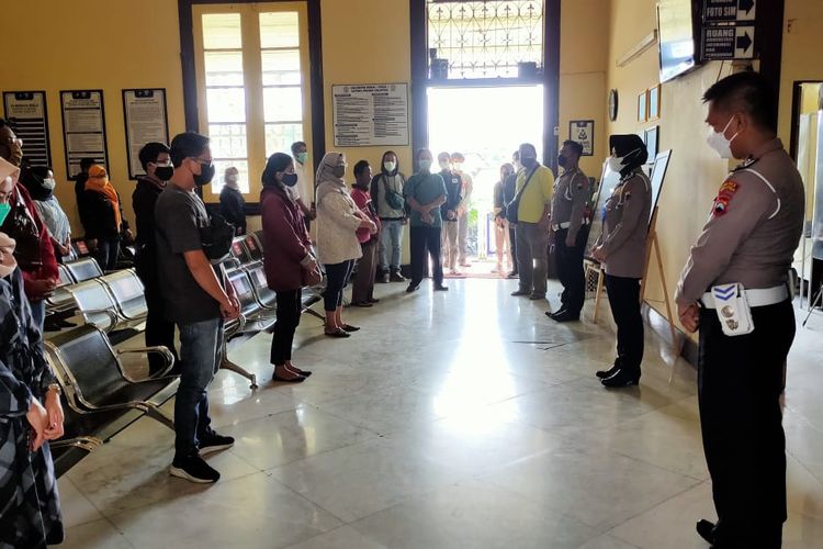 Suasana doa bersama dalam Gerakan Hening Cipta Indonesia di Satlantas Polres Salatiga