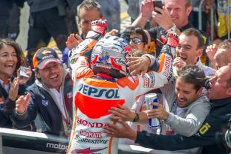 Pebalap Repsol Honda asal Spanyol, Dani Pedrosa, merayakan kemenangan bersama timnya setelah finis pertama pada GP Ceko di Sirkuit Brno, Minggu (17/8/2014).