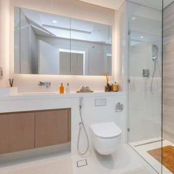 Ilustrasi kamar mandi kecil, kamar mandi sempit.
