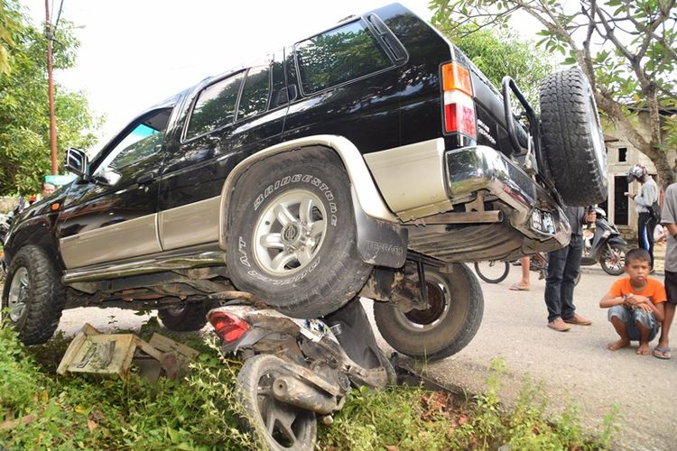 Menghindari tabrakan mobil dari arah berlawanan, sebuah mobil jenis Nissan Terano malah justru menabrak sebuah sepeda motor yang sedang terparkir di pinggir jalan di Kota Baubau, Sulawesi Tenggara.