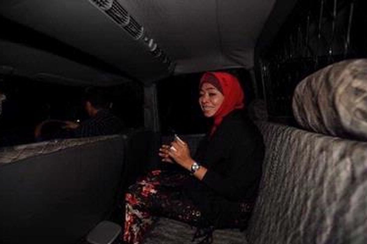 Anggota Badan  Anggaran DPR, Wa Ode Nurhayati memasuki mobil tahanan usai diperiksa selama sembilan jam di kantor Komisi Pemberantasan Korupsi (KPK), Jakarta, Kamis (26/1/2012). KPK menahan Wa Ode Nurhayati atas kasus dugaan tindak pidana korupsi penerimaan hadiah atau janji terkait pengalokasian Program Percepatan Pembngunan Infrastruktur Daerah (PPID) 2011. KOMPAS/HENDRA A SETYAWAN