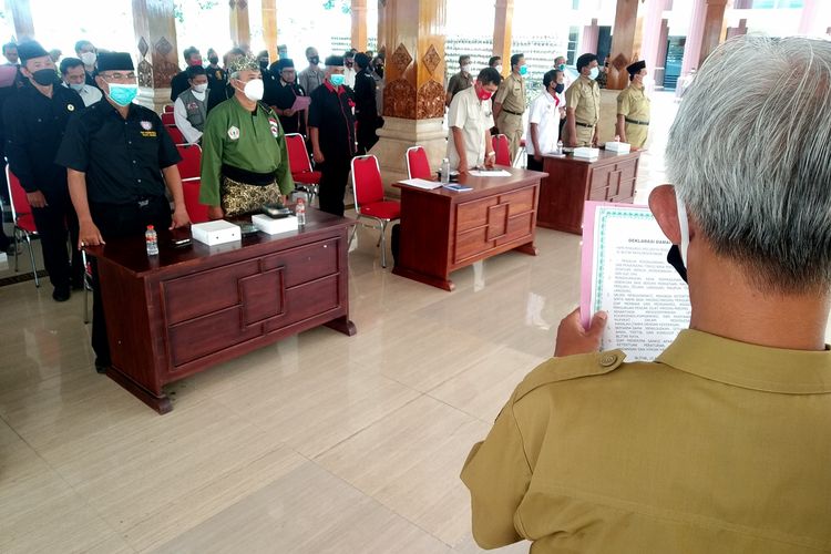 Deklarasi damai perwakilan 16 perguruan pencak silat di Pendopo Kabupaten Blitar bersama Forkopimda, Senin (15/3/2021). Deklarasi itu dilakukan sebagai langkah antisipatif menyusul insiden pemukulan dan penjarahan yang diduga dilakukan anggota perguruan pencak silat IKS akhir pekan lalu. 