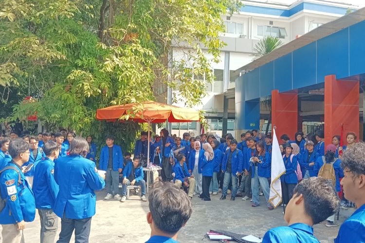 Universitas Esa Unggul Demo di DPR, Bawa 4 Tuntutan soal Supremasi Sipil hingga Pengawasan MBG