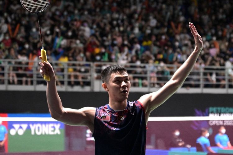 Pebulu tangkis asal Malaysia, Lee Zii Jia, memberikan sambutan kepada para penonton di Axiata Arena, Kuala Lumpur, Malaysia, pada ajang Malaysia Open 2022. Terdekat, Lee Zii Jia akan tampil pada French Open 2022. Dia dijadwalkan melawan wakil Indonesia, Shesar Hiren Rhustavito, pada babak 32 besar.