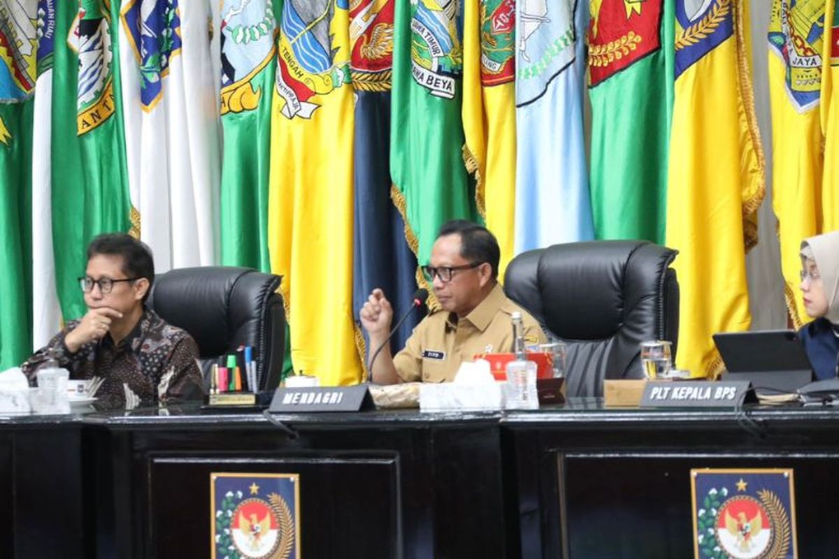 Mendagri Tito Karnavian saat membuka Rapat Koordinasi Pengendalian Inflasi Daerah yang dirangkaikan dengan Penanggulangan Tuberculosis di Gedung Sasana Bhakti Praja Kantor Pusat Kemendagri, Jakarta, Senin (10/6/2024). 