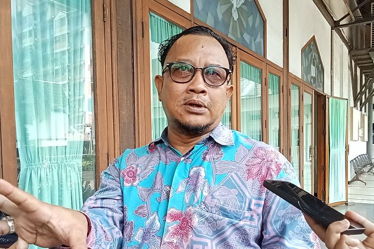 Komisioner Kompolnas, Muhammad Choirul Anam atau Cak Anam memberikan keterangan kepasa pers si Gereja Kristen Protestan Angkola, Bendungan Hilir, Jakarta Pusat, Senin (8/9/2025)