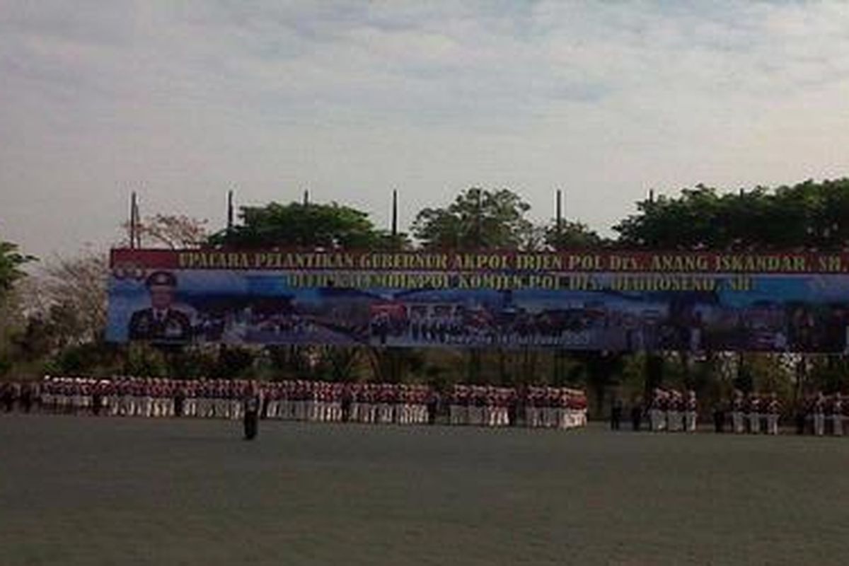 Taruna mengikuti upacara pelantikan Gubernur Akademi Kepolisian yang baru Irjen Pol Anang Iskandar menggantikan Irjen Pol Djoko Susilo di kampus Akpol, Kota Semarang, Jawa Tengah, Jumat (14/9/2012).  