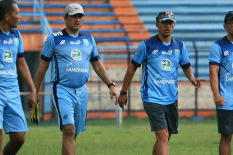 Aji Santoso (kanan), saat memimpin latihan skuad Persela Lamongan di Stadion Surajaya, Senin (12/9/2016). 