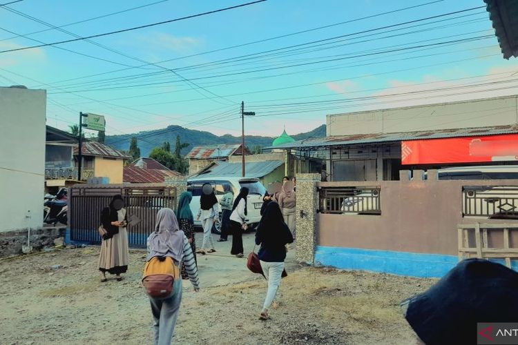 Sejumlah taruni dari SMA Terpadu Wira Bhakti Gorontalo yang melarikan diri dari sekolah, saat berada di rumah salah satu rekannya.