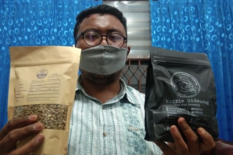 Seorang warga tengah menunjukkan beberapa produk kopi Karawang, Rabu (21/4/2021).