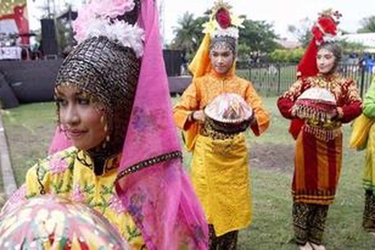 Penari menampilkan tarian Ranup Lampuan pada pembukaan Aceh Fair Exhibition 2011 di Lapangan Blangpadang, Banda Aceh, Minggu (8/5/2011). 
