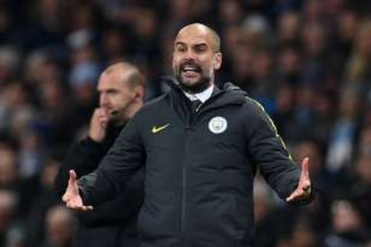 Manajer Manchester City, Josep Guardiola, memberikan instruksi kepada para pemainnya pada laga Premier League kontra Arsenal, di Stadion Etihad, Minggu (18/12/2016).