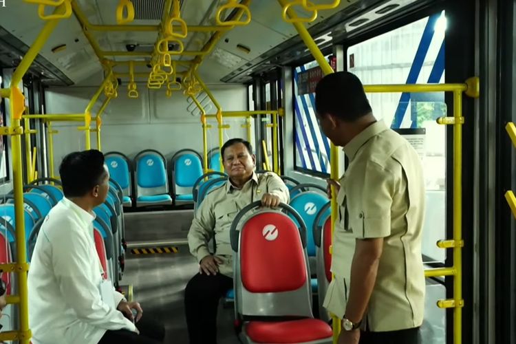 Melihat Presiden Prabowo Coba Bus Listrik Transjakarta di Magelang, Duduk di Kursi Penumpang dan Didampingi Bahlil