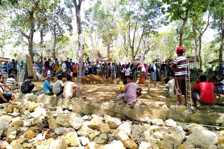 Suasana pemakaman Tri Wisnu Mukti (34) dan M Hanapi (30) di tempat pemakaman umum (TPU) di kampung halaman mereka di Dusun Sinawah, Desa Kronggen, Kecamatan Brati, Kabupaten Grobogan, Jawa Tengah, Minggu (17/11/2019) siang.