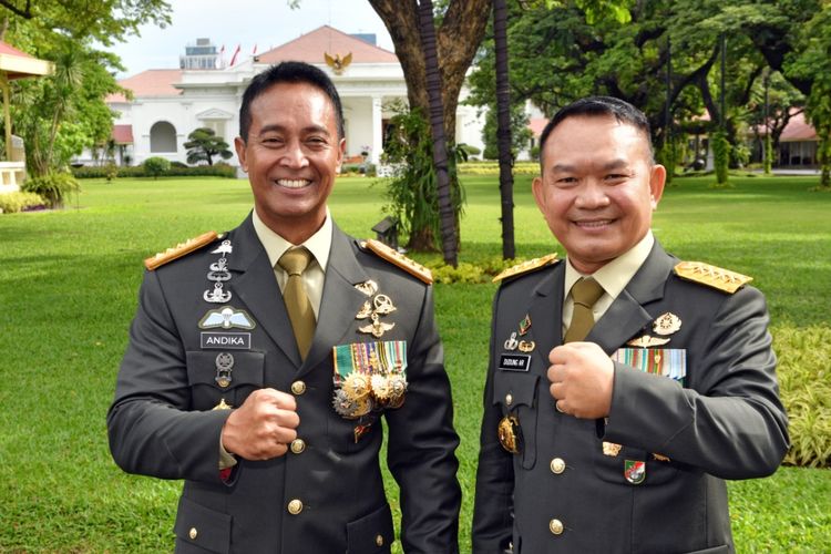 Panglima TNI Jenderal Andika Perkasa dan Kepala Staf Angkatan Darat Jenderal TNI Dudung Abdurachman usai pelantikan di Istana Negara, Jakarta, Rabu (17/11/2021). Belakangan, hubungan keduanya diisukan tidak harmonis. Ketidakharmonisan hubungan Andika dan Dudung ini disinggung anggota DPR Effendi Simbolon dalam rapat dengan Komisi I DPR, Senin (5/9/2022).