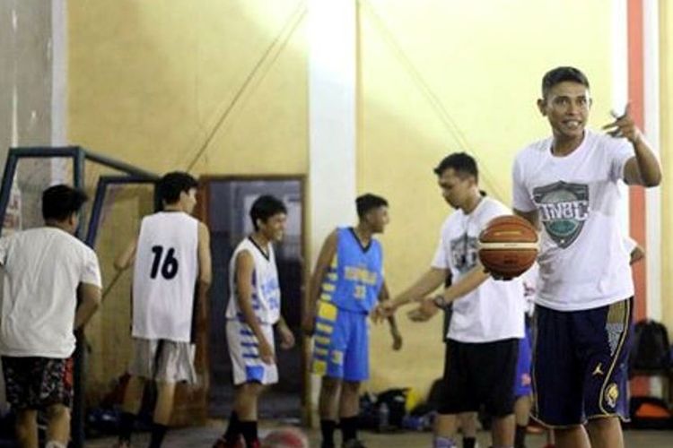 Sudah saatnya Pemerintah Kota Depok membangun sebuah Gelanggang Olahraga alias GOR yang menunjang aktivitas para muda-mudi di wilayah Depok. Tentunya, GOR tersebut dilengkapi fasilitas kegiatan berolahraga, khususnya bola basket.