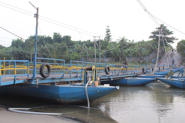 Dahulu jalan di Dusun Rumambe 1 Desa Anggadita yang kini berdiri Jembatan Perahu Ponton milik Haji Endang buntu dan kerap tempat kerbau menyeberang saat digembala.