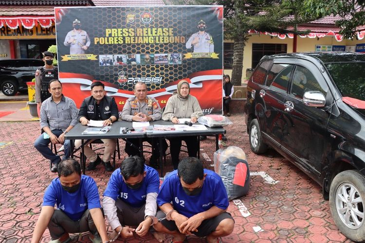 Tiga pelaku kuras ATM dengan modus mengganjal kartu ATM menggunakan tusuk gigi ditangkap Polres Rejang Lebong, Bengkulu