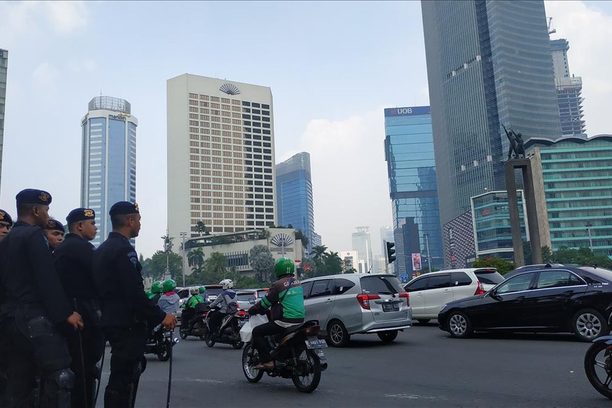 Sejumlah aparat brimob berjaga di Bundaran HI, mengantisipasi aksi unjuk rasa yang direncanakan digelar di gedung Bawaslu, Senin (21/5/2019).