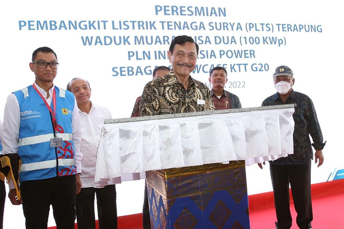 Menteri Koordinator Bidang Kemaritiman dan Investasi Republik Indonesia (Menko Kemaritiman) Luhut Binsar Pandjaitan meresmikan PLTS Terapung Waduk Muara Nusa Dua, Sabtu (12/11/2022). 