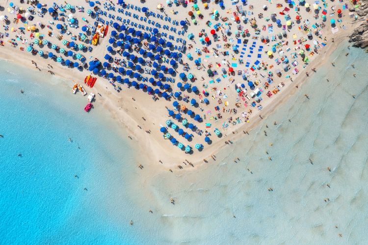 Tampilan Pantai La Pelosa, salah satu pantai teramai di Sardinia, Italia