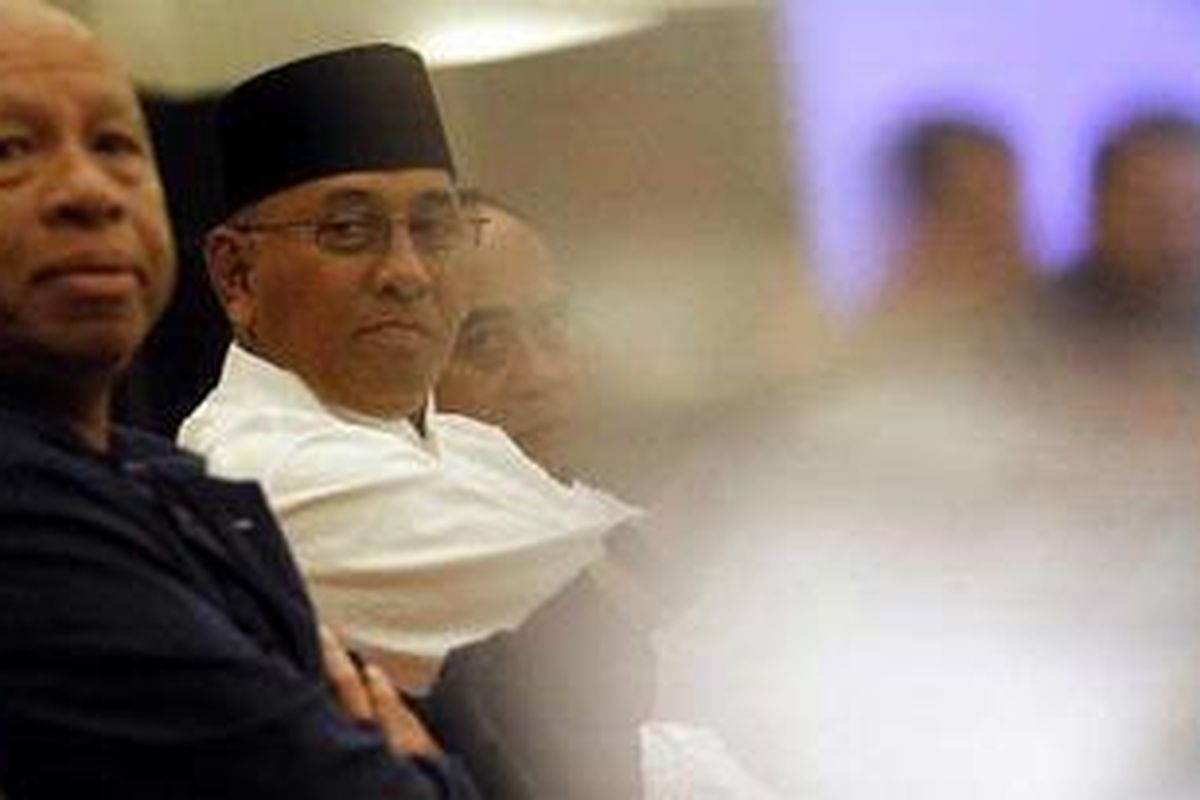 Kasad Jenderal TNI George Toisutta (kanan) bersama pengusaha Arifin Panigoro (kiri) melakukan konferensi pers, di Hotel Gran Melia, Jakarta, Kamis (24/3/2011). Dalam acara tersebut kedua pasangan calon ketua dan wakil ketua PSSI tersebut menyatakan tetap akan maju dalam persaingan kursi Ketua PSSI. 