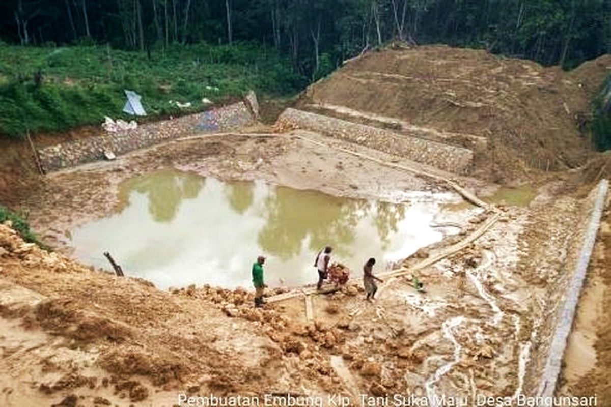 Pembuatan embung kelompok tani Suka Maju di Desa Bangunsari