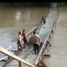 Tiang Penyangga Patah, Sebuah Jembatan Gantung di Melawi Kalbar Ambruk