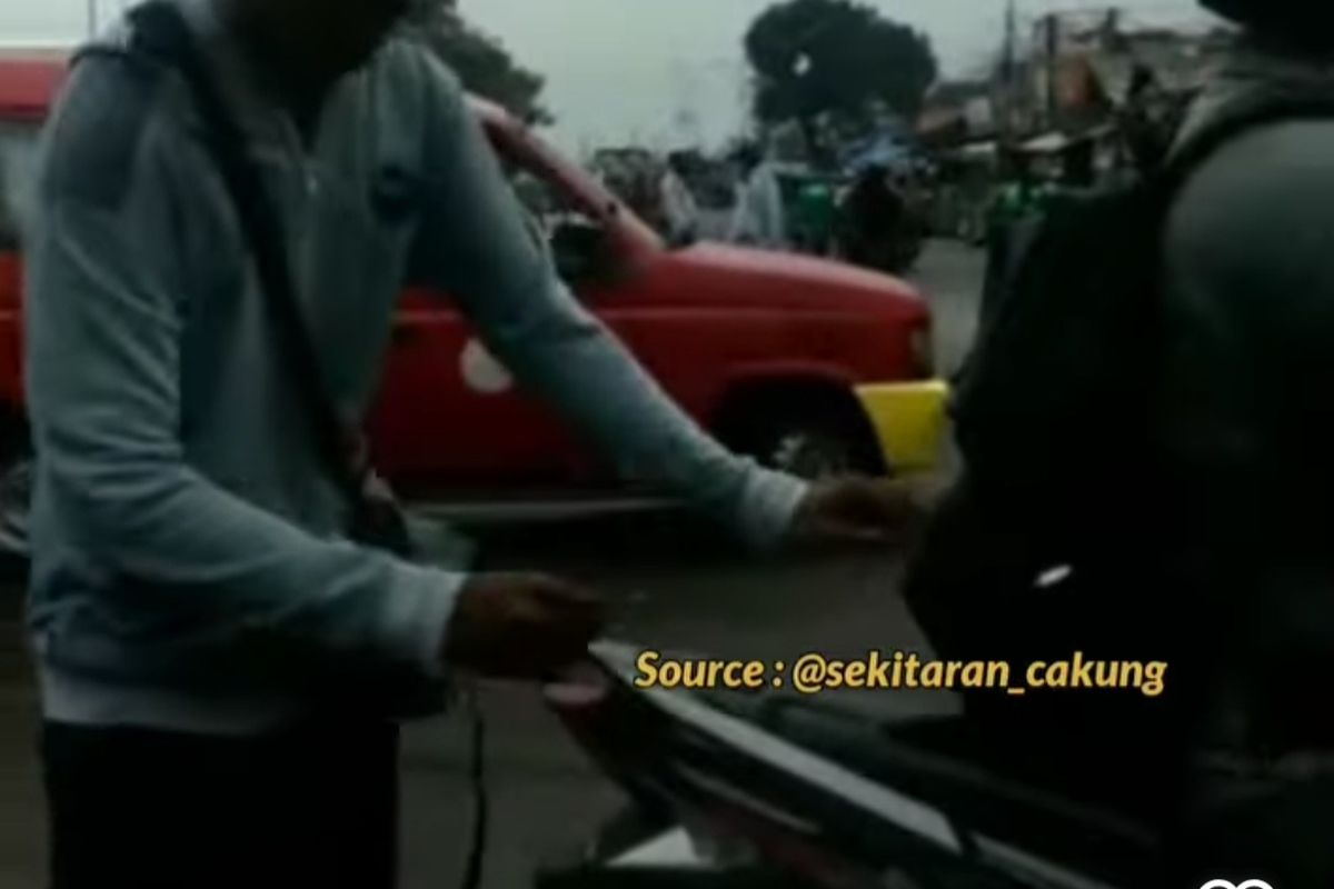 Aksi pencopetan terjadi di Terminal Pulogadung, Jakarta Timur. Video pencopetan itu terekam kamera warga dan telah tersebar ke media sosial.