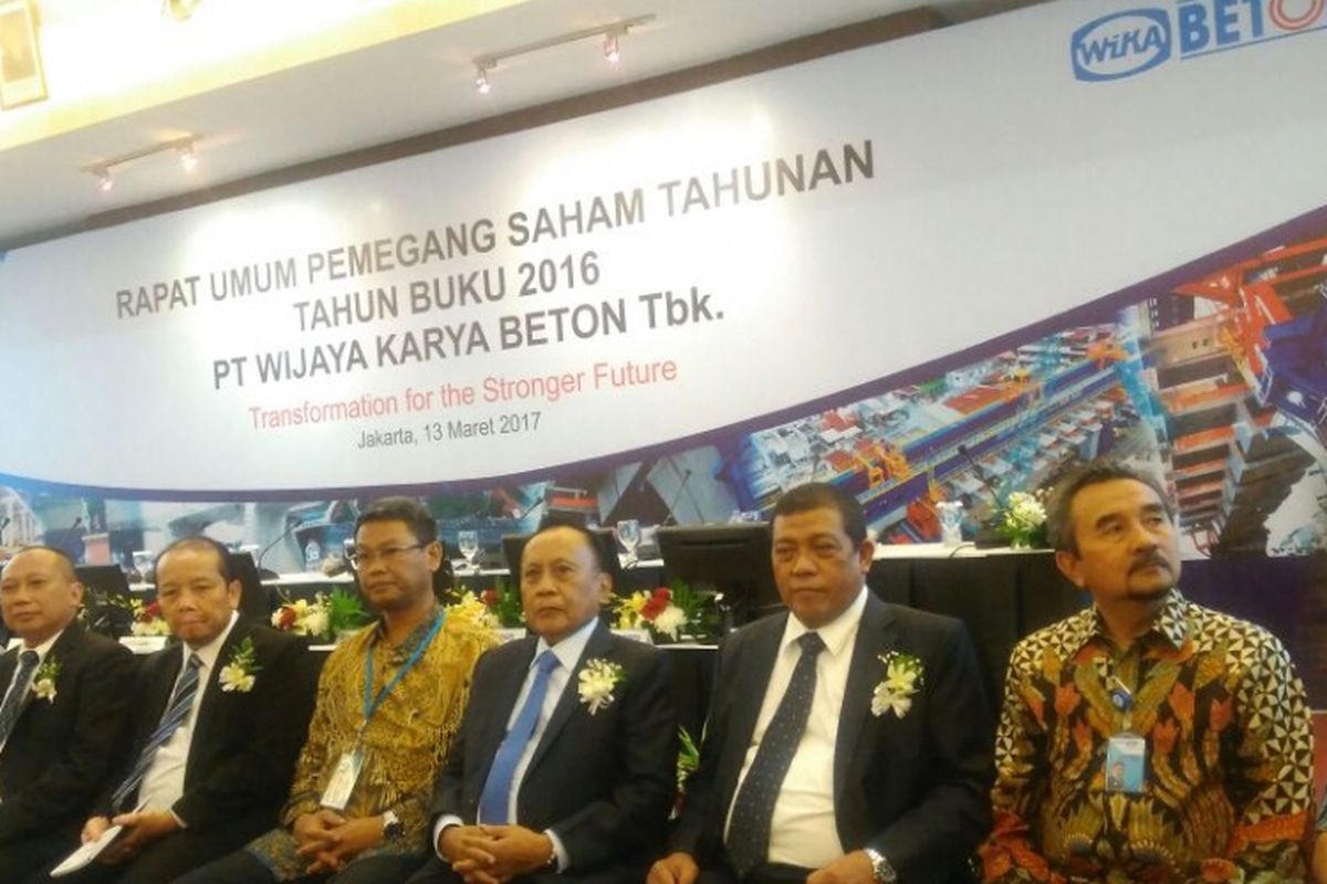 Jajaran Direksi PT Wijaya Karya Beton Tbk (WTON) usai rapat umum pemegang saham tahunan (RUPS Tahunan) tahun 2016, di Jakarta, Senin (13/3/2017).