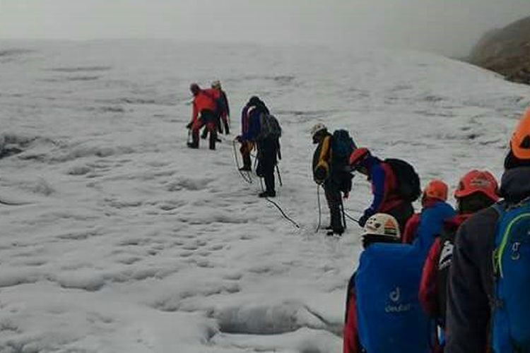 Anggota Mapala UPN yang tergabung dalam tim Cartensz Journey 2015 dalam Pendakian Puncak Carstensz Pyramid (4.884 m dpl).