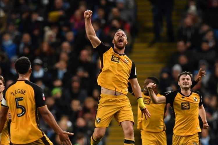 Tom Pope merayakan golnya pada pertandingan putaran ketiga Piala FA antara Manchester City vs Port Vale berlangsung di Stadion Etihad, Manchester, Sabtu (4/1/2020) atau Minggu dini hari WIB. 