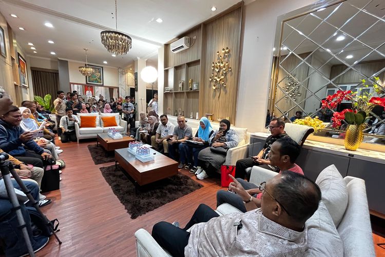 Suasana mediasi lanjutan yang digelar Wakil Walikota Surabaya Armuji dnegan mempertemukan para korban dengan pemilik CV Lestari Jaya sekaligus penjual tanah kavling, Muhammad Bisri di Rumash Apirasi, Kamis (10/7/2025).