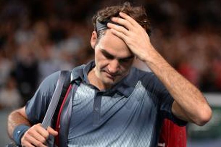 Petenis Swiss, Roger Federer meninggalkan lapangan setelah kalah dari Novak Djokovic pada laga semifinal Paris Masters, di Bercy Palais-Omnisport, Paris, Sabtu (2/11/2013).