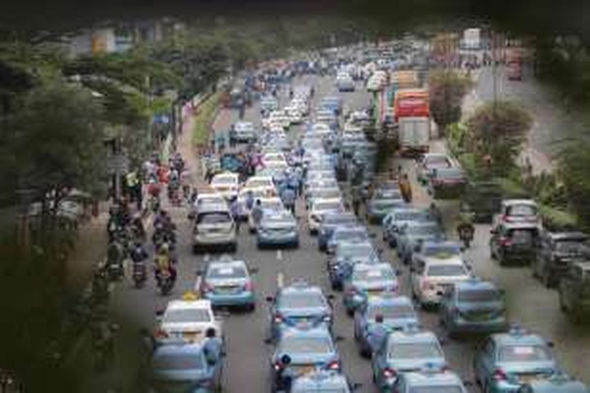 Gabungan sopir taksi dan bajaj melakukan aksi demonstrasi di sepanjang Jalan Sudirman, Jakarta, Selasa (22/3/2016). Mereka menuntut pemerintah menutup angkutan umum berbasis online karena dianggap mematikan mata pencaharian mereka.