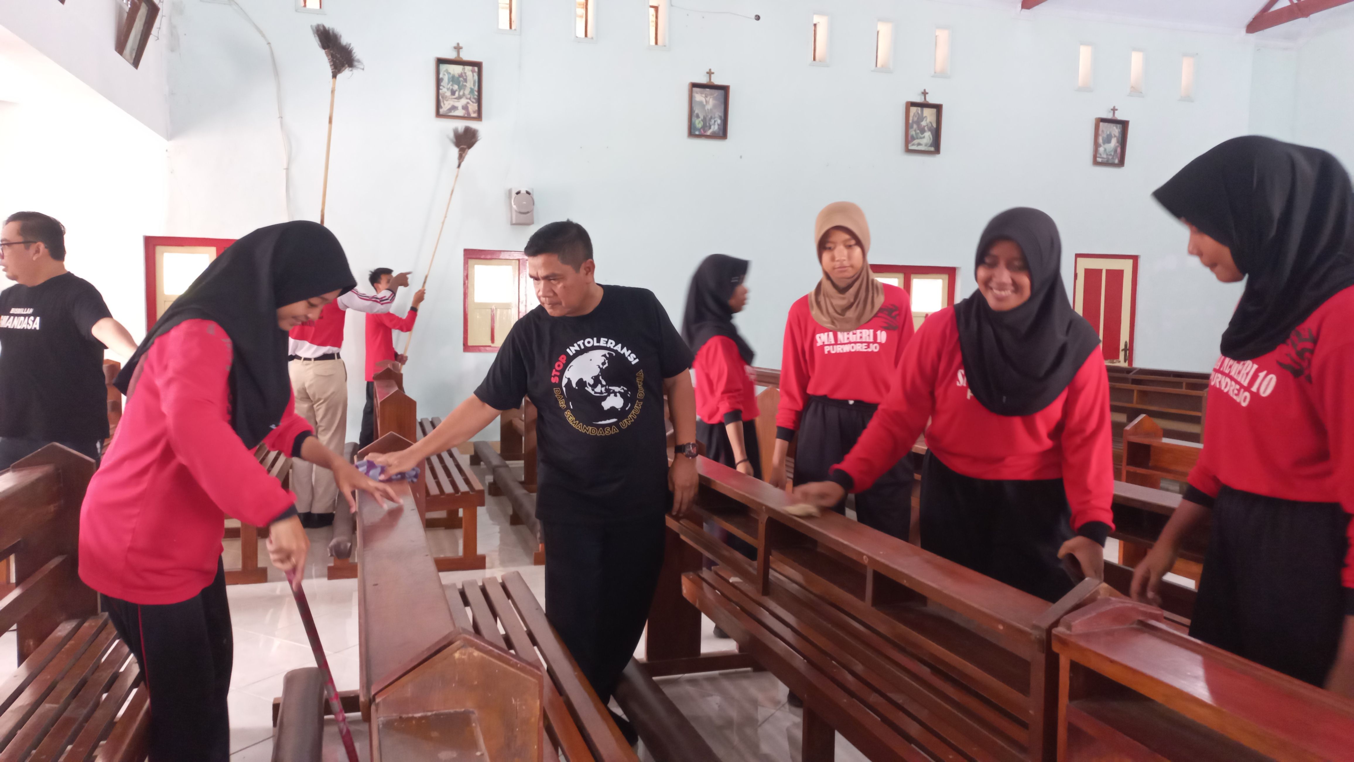 Saat Siswa Kristiani SMAN 10 Purworejo Membersihkan Masjid, sedangkan yang Muslim Bersihkan Gereja