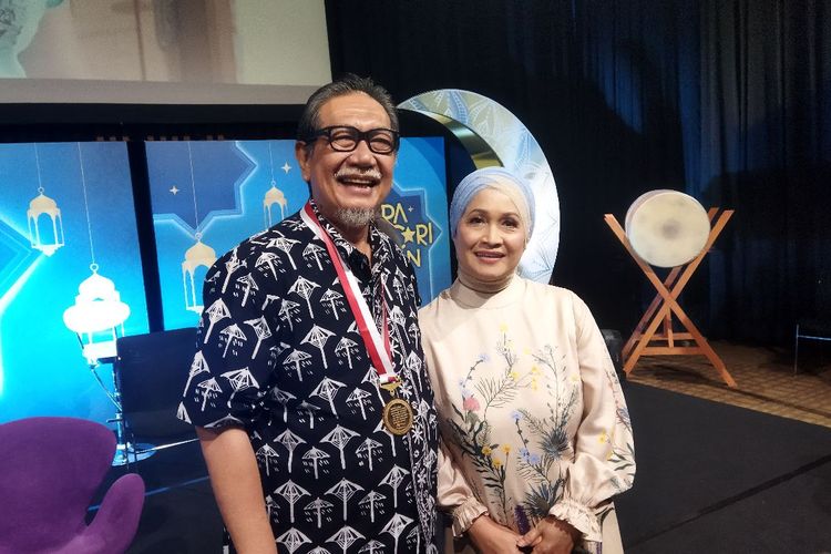 Aktor senior Deddy Mizwar dan istrinya, Giselawati Wiranegara, saat ditemui di kawasan Senayan, Jakarta Pusat pada Selasa (7/2/2023).
