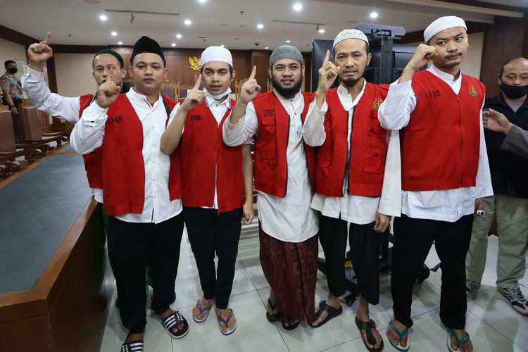 Terdakwa kasus pengeroyok pegiat media sosial Ade Armando, Komar (kiri), Al Fikri Hidayatullah (kedua dari kiri), Muhannad Bagja (ketiga dari kiri), Abdul Latif (ketiga dari kanan), Marcos Iswan (kedua dari kanan), dan Dhia Ul Haq (kanan) usai menjalani sidang vonis di Pengadilan Negeri Jakarta Pusat, Kamis (1/9/2022). Majelis hakim menjatuhkan hukuman pidana selama 8 bulan penjara dikurangi masa tahanan.