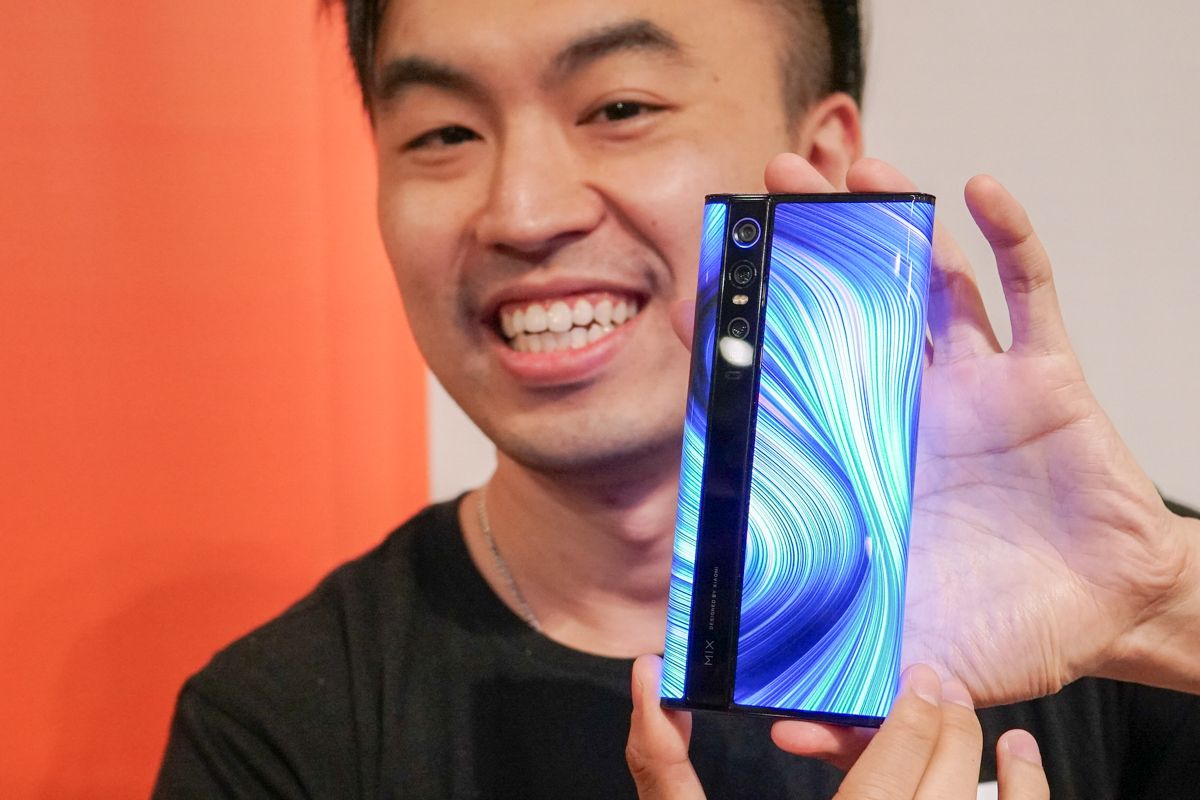 Country DIrector Xiaomi Indonesia Alvin Tse menunjukkan ponsel Mi Mix Alpha di Jakarta, Kamis (21/11/2019).