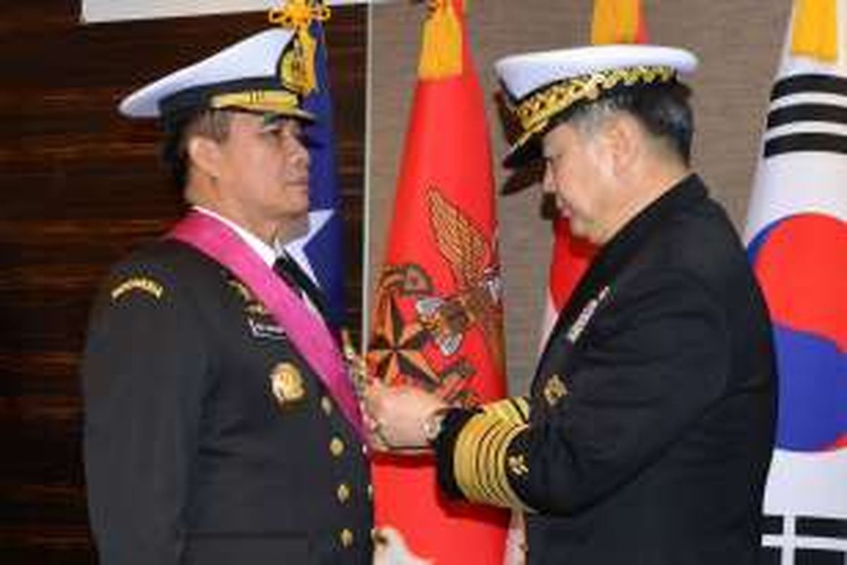 Naval Operations Republic of Korea (ROK) Navy Admiral Jong Ho Sub (kanan) menyematkan penghargaan Tong-il kepada Kepala Staf TNI AL Laksamana Ade Supandi. Penghargaan ini diberikan sebagai tanda terima kasih atas kontribusinya menjaga stabilitas kawasan, meningkatkan keamanan maritim, dan memelihara keamanan navigasi khususnya kapal-kapal Korea yang melintasi Selat Malaka