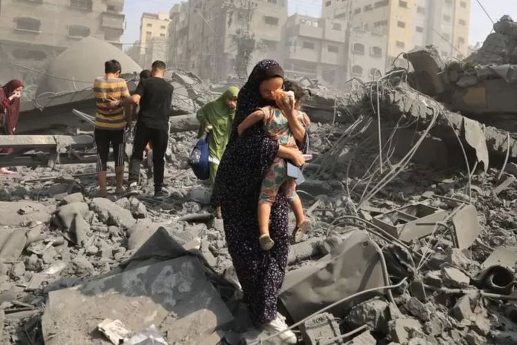 Warga Palestina mengungsi setelah Israel menggempur Masjid Sousi di Kota Gaza, 9 Oktober 2023.