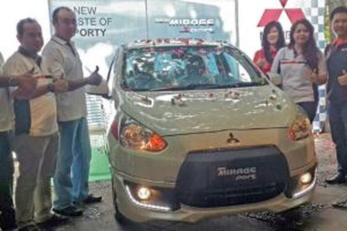 New Mitsubishi Mirage diluncurkan di Surabaya, berbarengan dengan Mirage Eco Fun Drive, 8 Februari 2015.