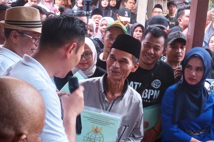 Menteri ATR/Kepala BPN Agus Harimurti Yudhoyono saat menyerahkan sertiikat tanah kepada penyintas gempa Cianjur, di Kampung Cikadu 2, Desa Gasol, Cugenang, Minggu (21/4/2024) petang.