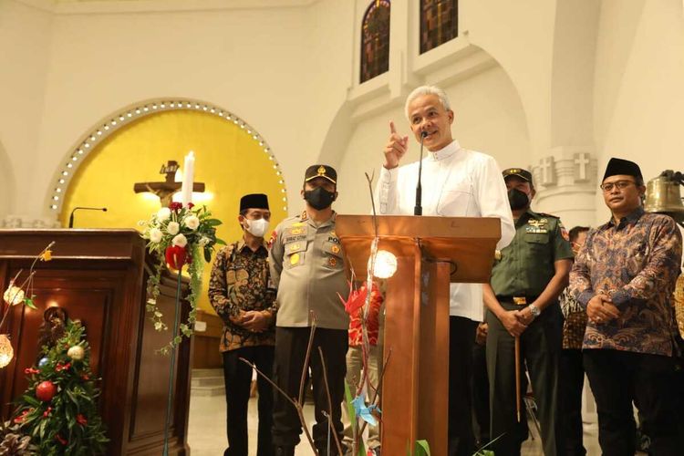 Gubernur Jateng Ganjar Pranowo mengunjungi sejumlah gereja di Semarang, Sabtu (24/12/2022) malam.