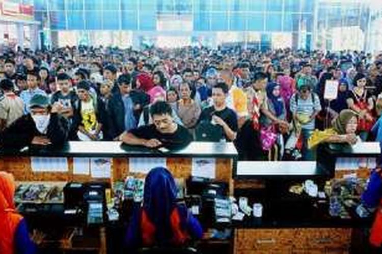 Ribuan pemudik mengantre di loket pembelian tiket Pelabuhan Bakauheni, Kabupaten Lampung Selatan, Provinsi Lampung, Minggu (10/7). Arus balik di Pelabuhan Bakauheni diperkirakan meningkat akhir pekan ini dan pekan depan.