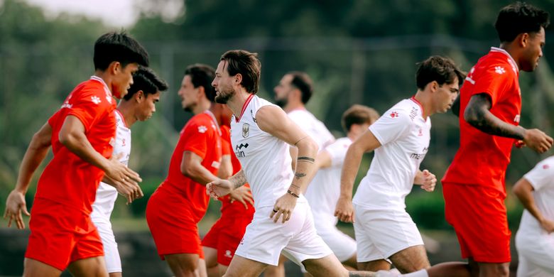 Pemain Persib Bandung Marc Klok latihan bersama timnas Indonesia untuk mempersiapakan mengarungi ASEAN Championship 2026 di Bali United Training Center Pantai Purnama Gianyar, Bali.