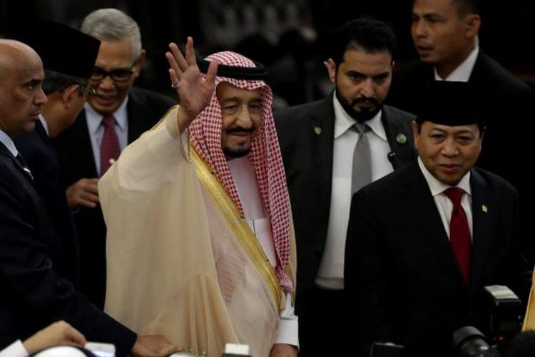 Raja Arab Saudi Salman bin Abdulaziz al-Saud didampingi Ketua DPR RI, Setya Novanto meninggalkan Gedung DPR, Kompleks Parlemen di Senayan, Jakarta, Kamis (2/3/2017). Kunjungan Raja Salman ke Indonesia dalam rangka kerjasama bilateral Indonesia - Arab Saudi. 